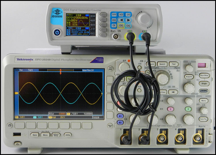 generator funkcyjny JDS6600 obserwacja przebiegów na oscyloskopie kanał CH1 i CH2 sinusoida z przesunięciem fazowym 180 stopni