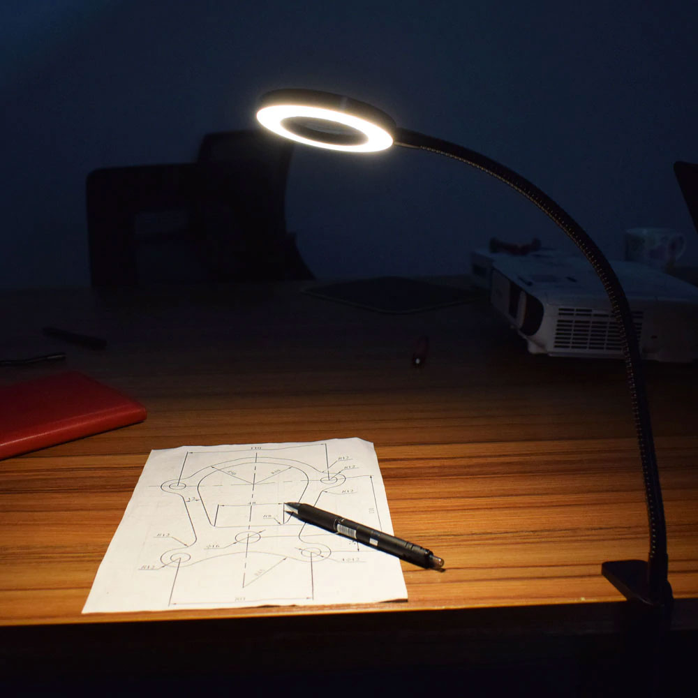 lampa LED z lupą soczewką powiększającą na elastycznym ramieniu typu gęsia szyjnka