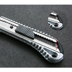 Metalowy nożyk z wysuwanym ostrzem do papieru 18mm